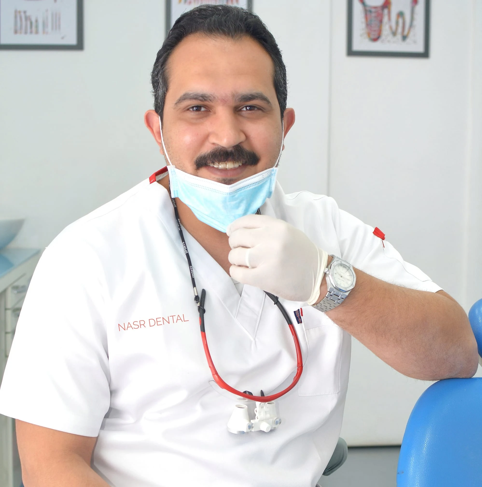 د. محمد نصر داخل عيادة الأسنان مرتديًا الزي الطبي